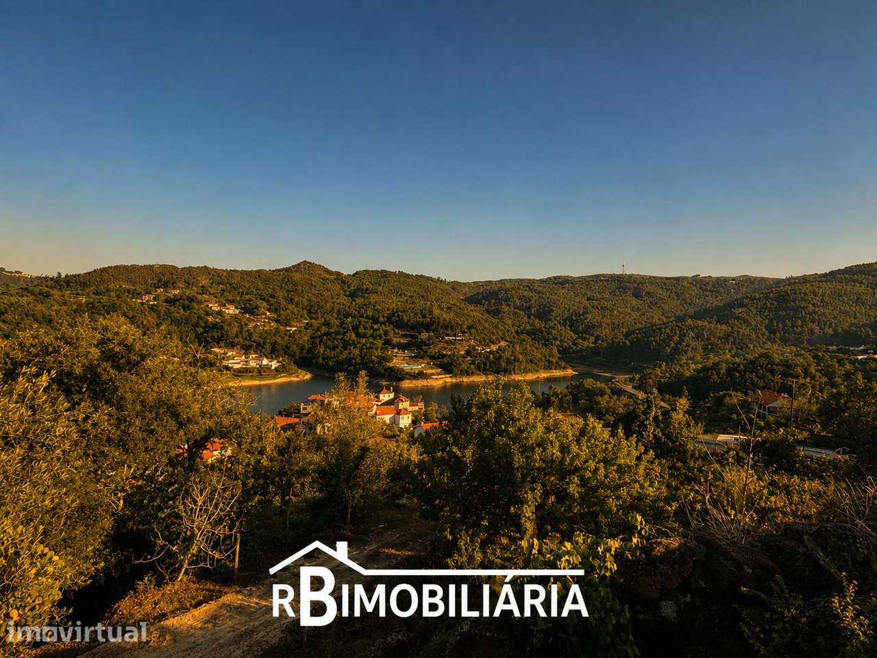 Moradia V2 em Pedra com Vista sobre a Albufeira de Ribeiradio – Sejães - Grande imagem: 2/16