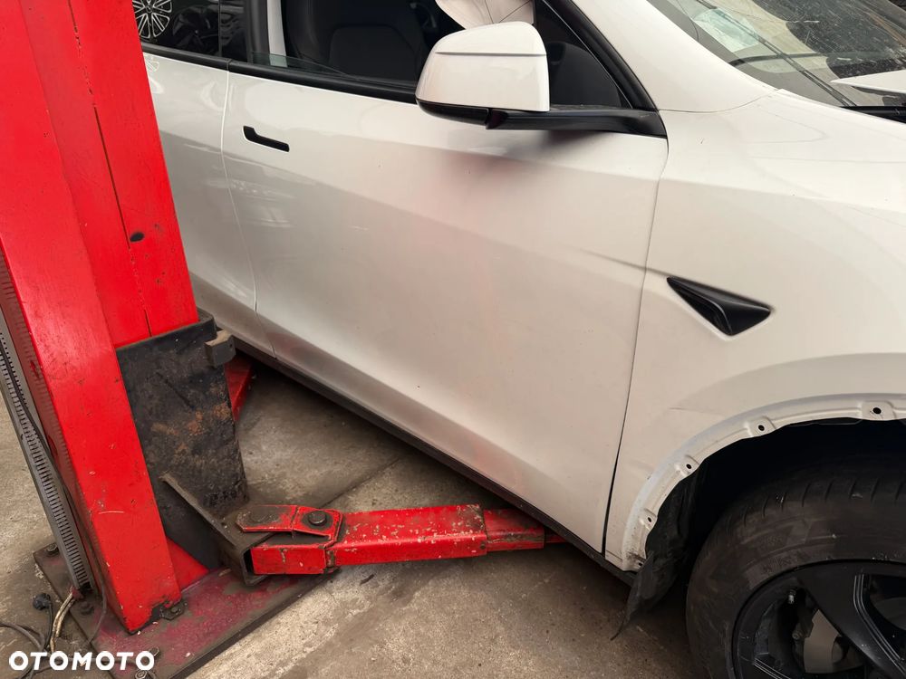 Tesla Model Y Long Range Dual Motor AWD - 13