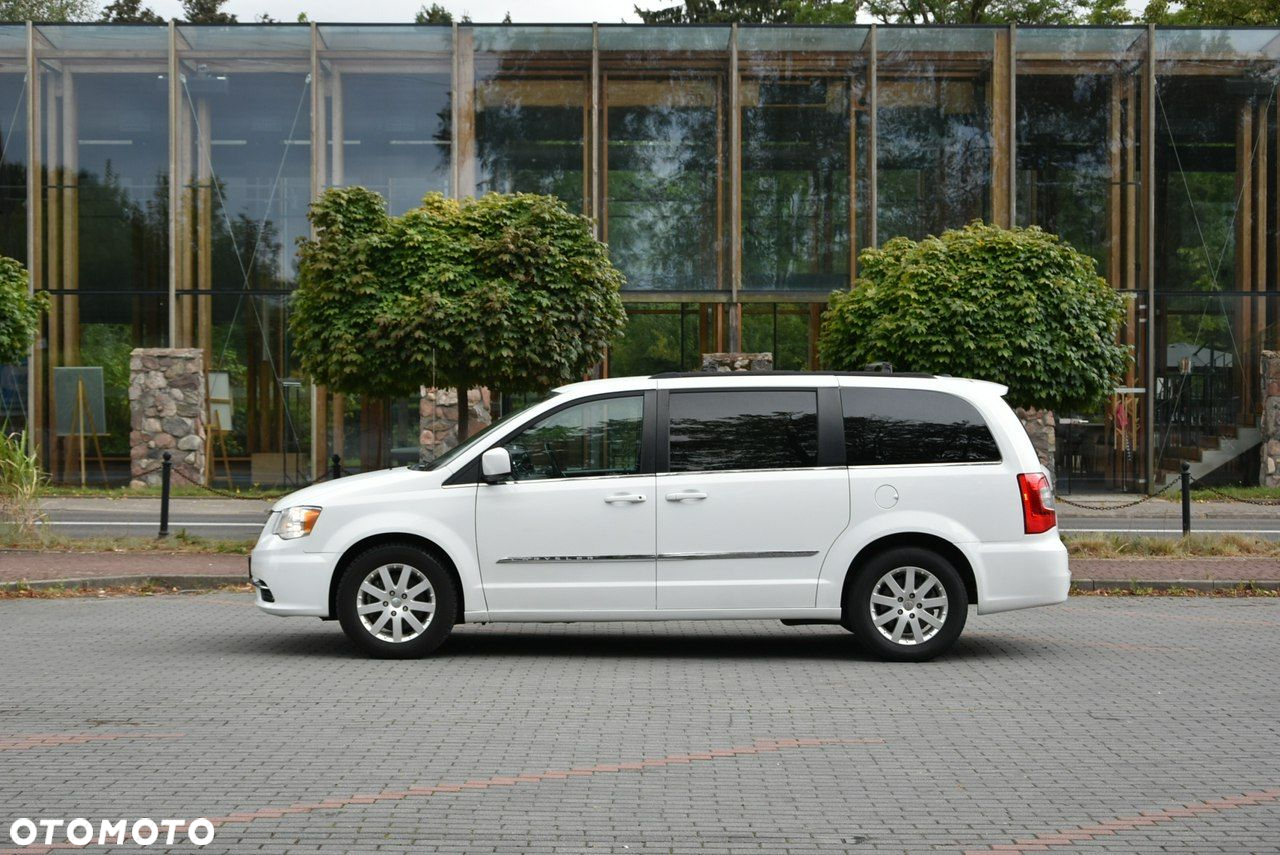 Chrysler Town & Country - 3