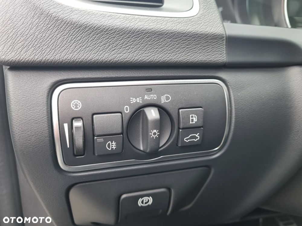 Volvo V60 D6 AWD Plug-in Hybrid R-Design Summum - 27