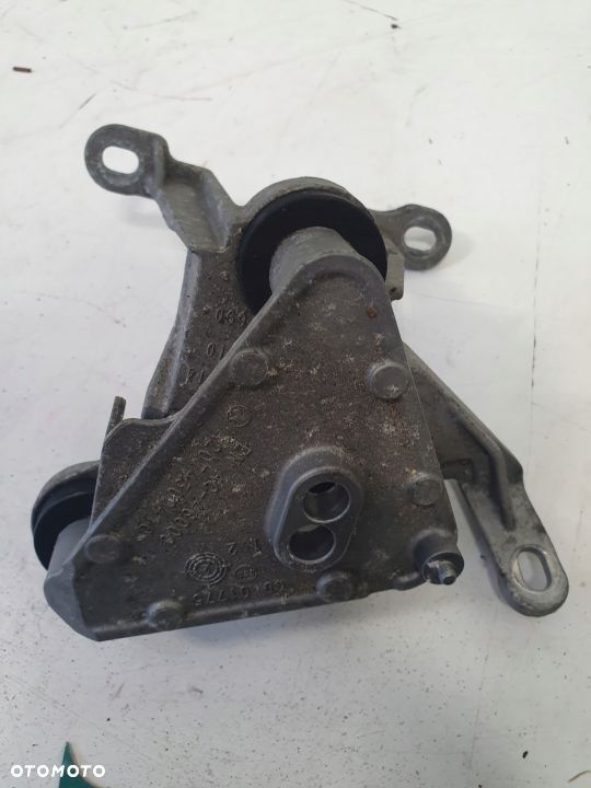 ŁAPA PODPORA POMPY ABS MERCEDES 2074300410 - 1