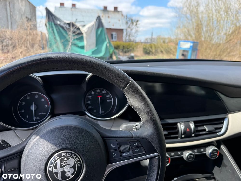 Alfa Romeo Giulia 2.0 Turbo 16V AT8-Q4 Ti - 9