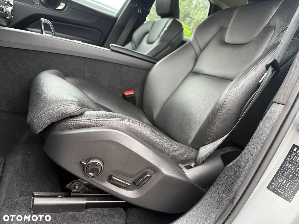 Volvo XC 60 B4 D Ultimate Dark - 32