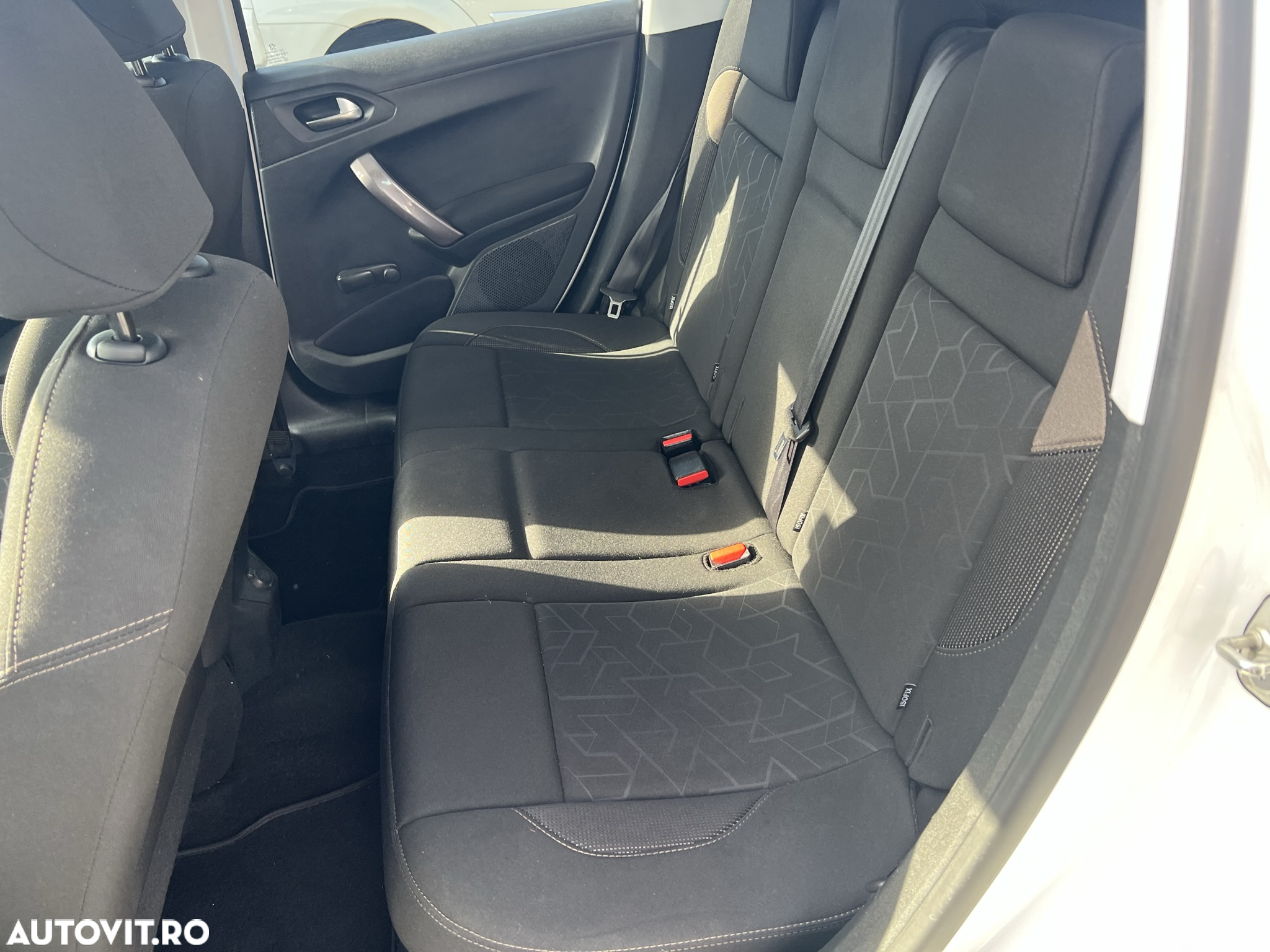 Peugeot 2008 - 8