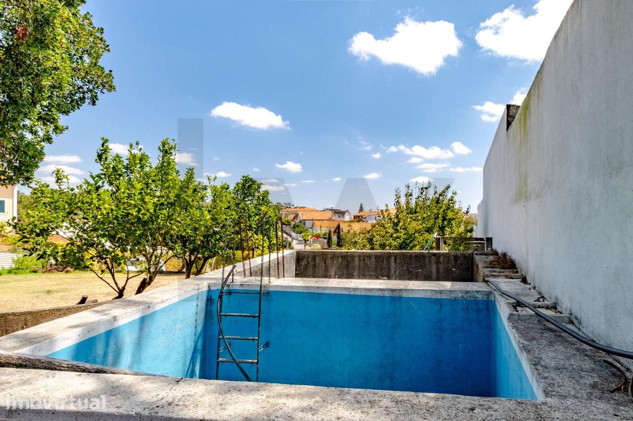 Moradia Bi-Familiar com Piscina e Extenso Terreno - Potencial Único de - Grande imagem: 5/57