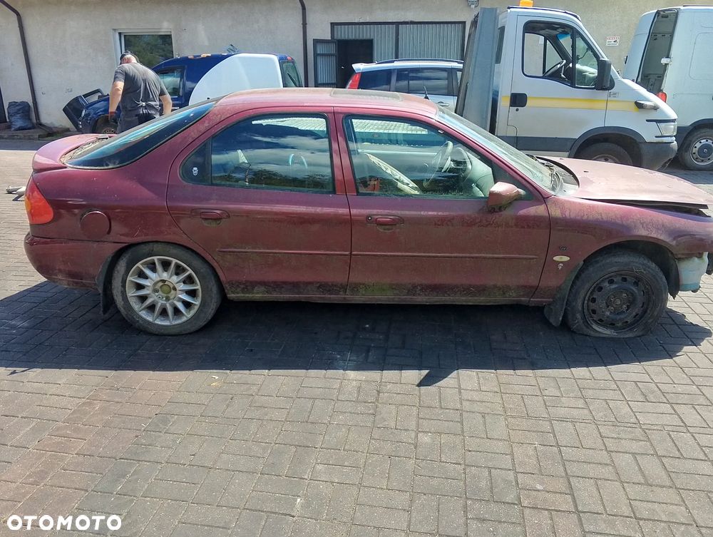 Ford Mondeo Mk2 ST24 Ghia (97-00r.) 2.5 B 170KM. Silnik SEA  (lub: 4077179) Skrzynia RMXS7R-7002-EA (RMXS7R 7002 EA) (RMXS7R7002EA), MTX75 lakier Pepper Red (Metallic).Cały na części. GWARANCJA !!!  Przód Tył Zestaw Komplet Drzwi Klapa Zderzak Błotnik Maska Grill Atrapa Szyba Pas Lampa Lusterko Boczki Fotel Kanapa Kokpit Deska Rozdzielcza Przełącznik Włącznik Sterownik Przewody Wiązka Instalacja Moduł Komputer Czujnik Listwa Pompa Alternator Wtryski Głowica Rozrusznik Kompresor Sprzęgło Dwumas Silnik Skrzynia ABS Klimatyzacji Paliwa Wspomagania Kolektor Turbina Przepustnica Zawór Chłodnica Koło Hak Belka Sanki Zawieszenie Mcpherson Półoś Amortyzator Wydech Tłumik Zacisk Most - 5
