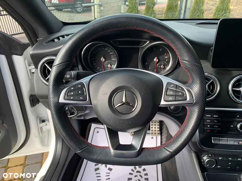 Mercedes-Benz CLA 180 AMG Line - 21