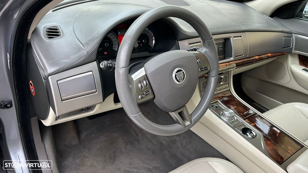 Jaguar XF 2.7 D V6 Premium Luxury - 18