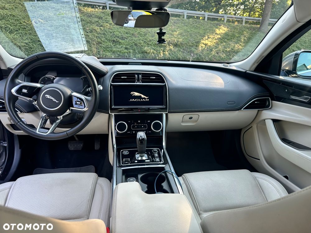 Jaguar XE 2.0 D180 R-Dynamic S - 10