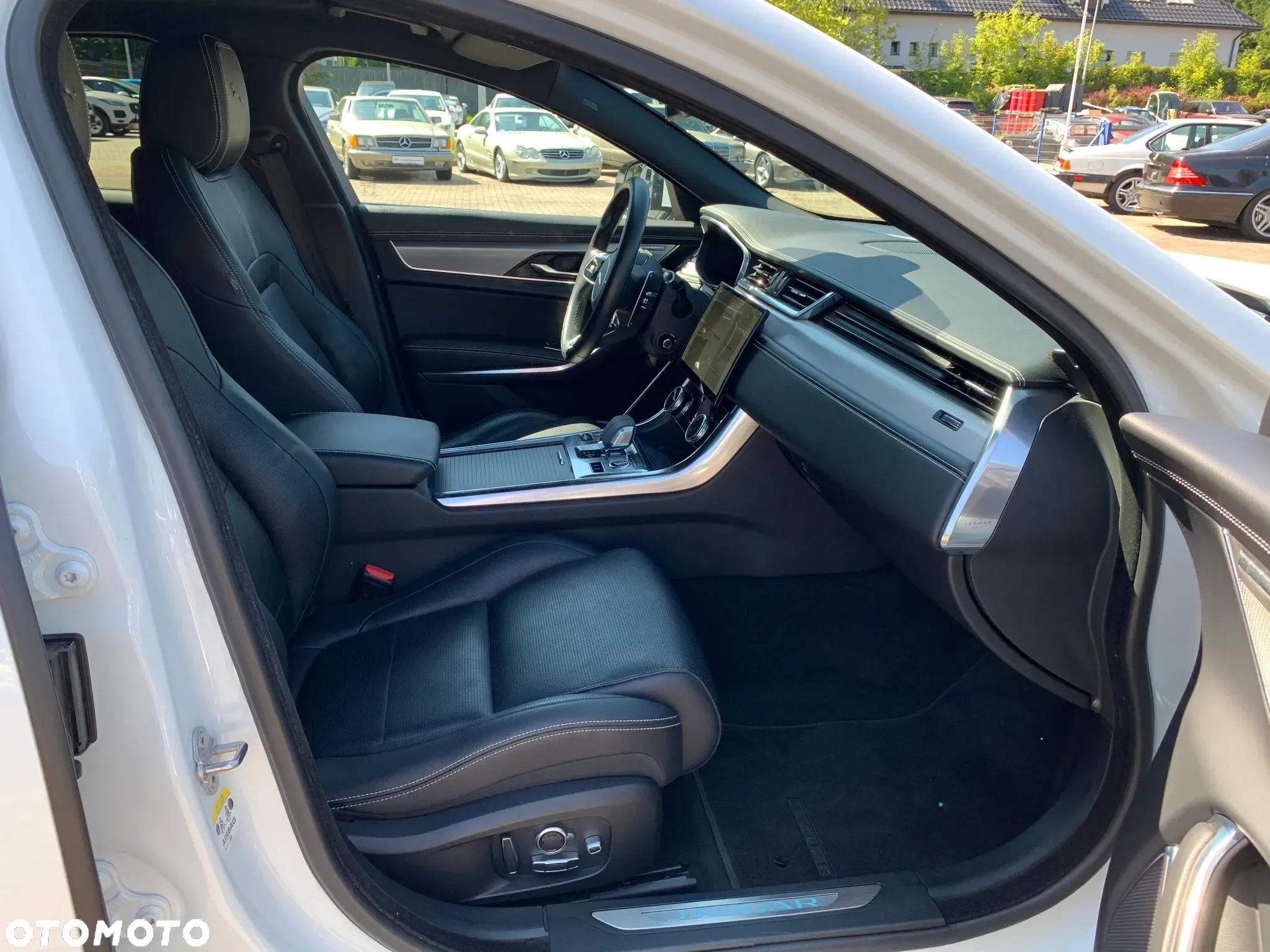Jaguar XF 2.0 P250 R-Dynamic SE - 25