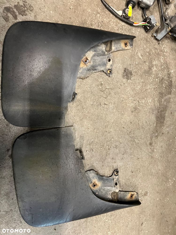 Chlapacze przednie tylne lewy prawy Nissan Navara d22 - 2