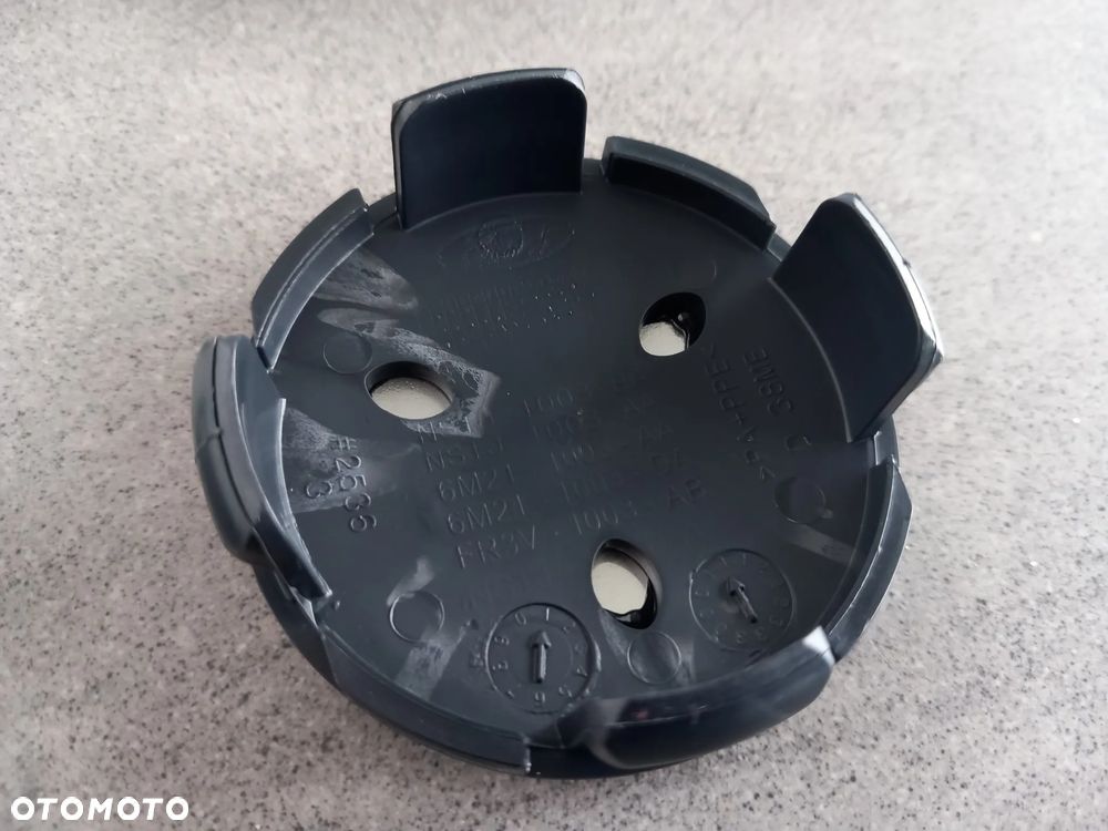 Nakładka środkowa czarna z logo ST - kołpak - zaślepka alufelgi Ford 2566957 - 4