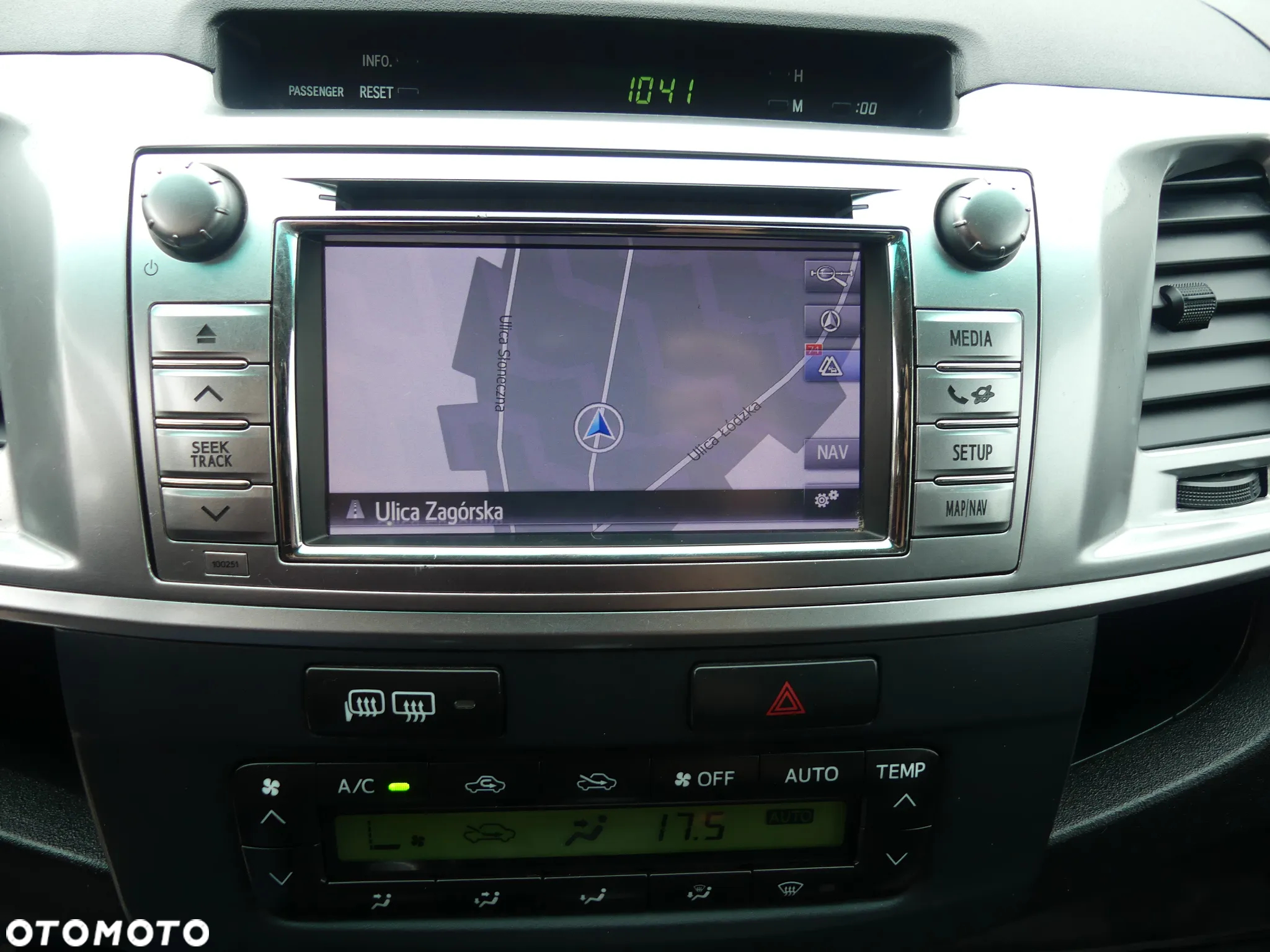 Toyota Hilux 4x4 Double Cab Autm Executive - 17