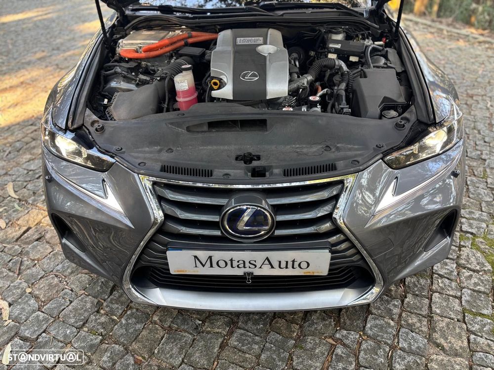 Lexus IS 300H - 15