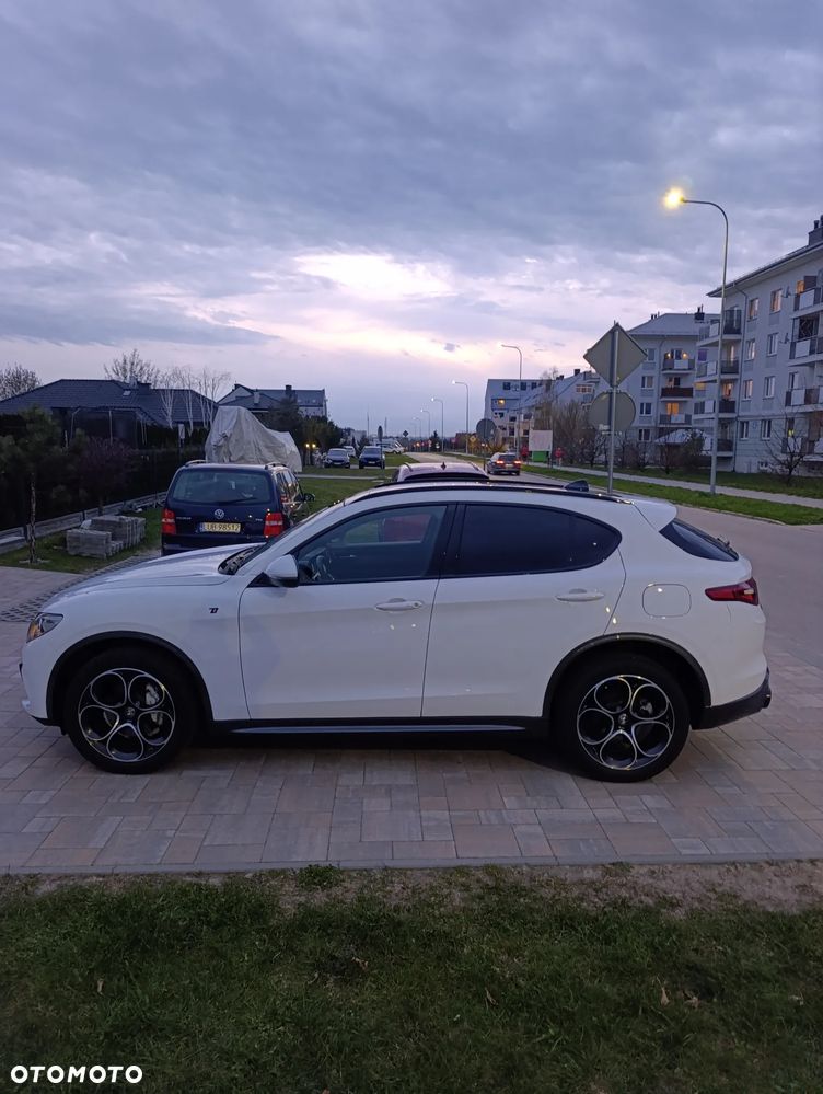 Alfa Romeo Stelvio 2.0 Turbo 16V AT8-Q4 Ti - 3