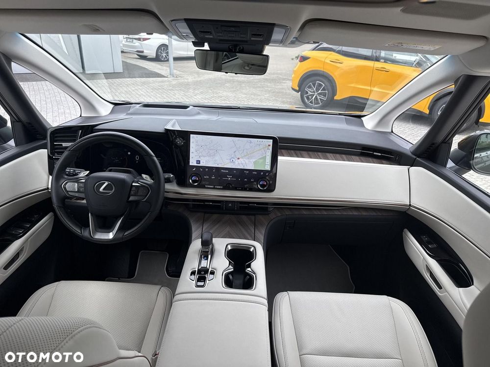 Lexus LM - 21