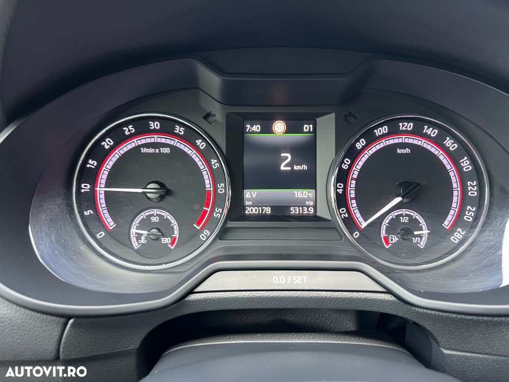 Skoda Octavia 2.0 TDI DSG RS - 6