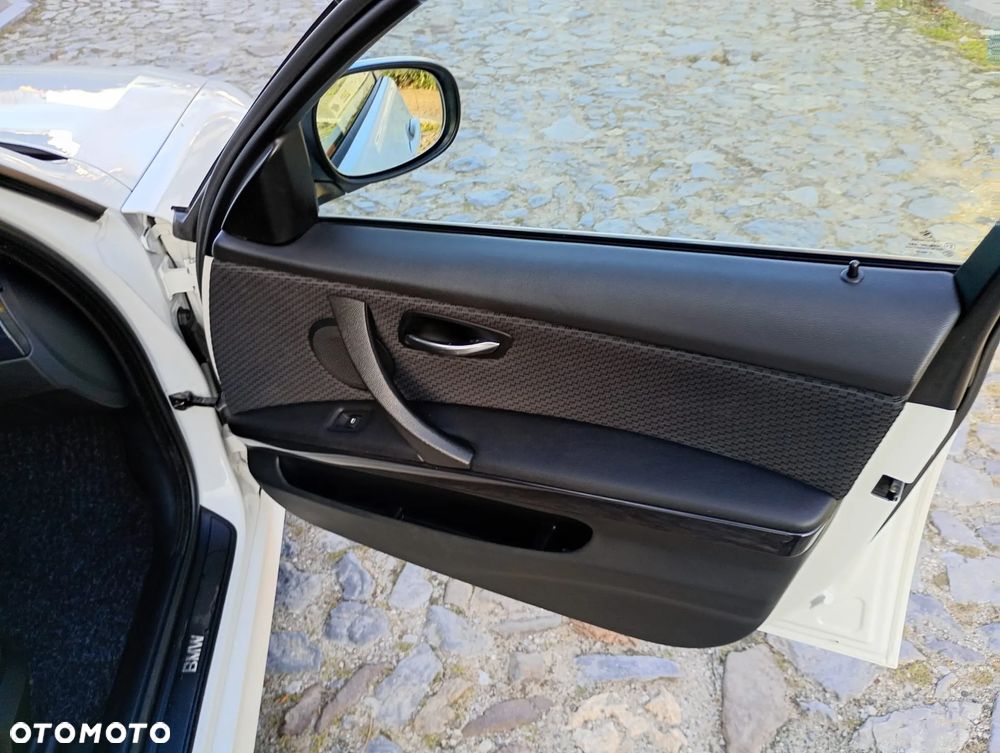 BMW Seria 3 320d xDrive DPF Touring - 32