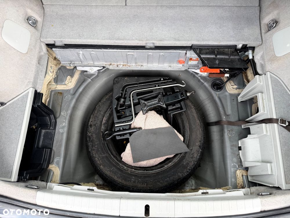 Toyota Prius 1.8 HSD Premium - 24