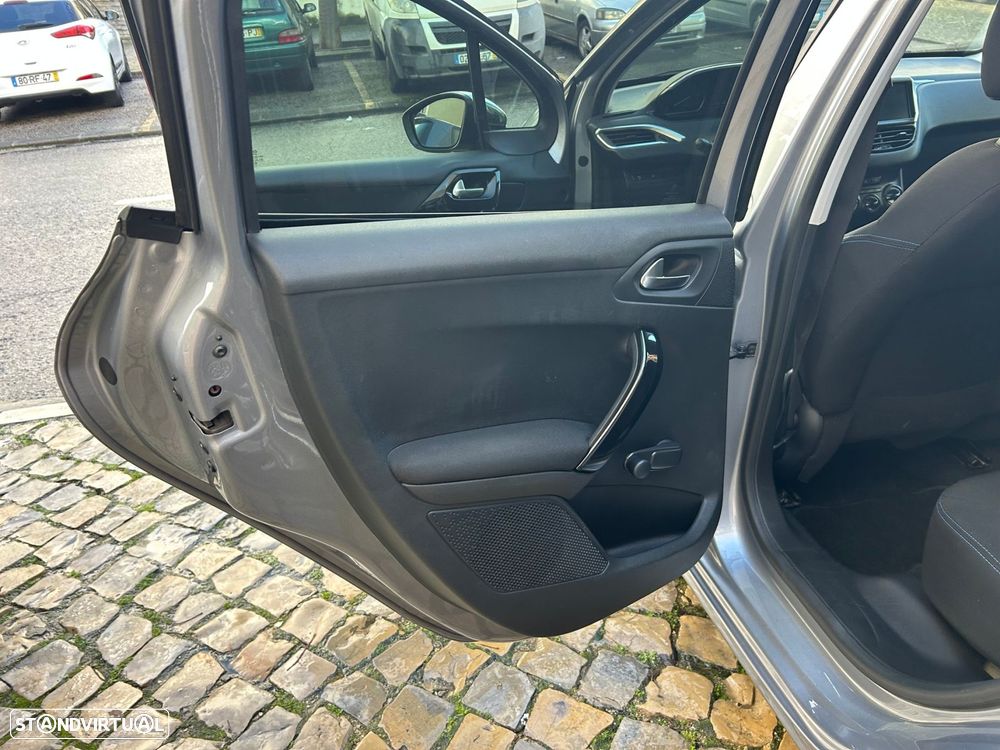 Peugeot 208 1.2 PureTech Signature - 15