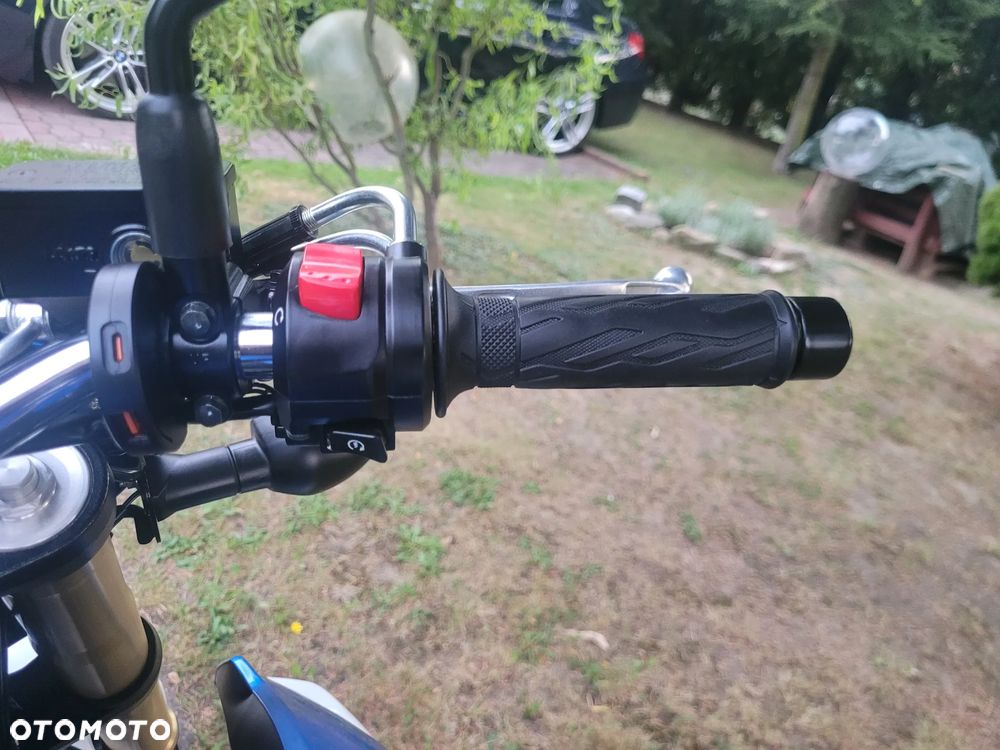 Suzuki GSR - 32