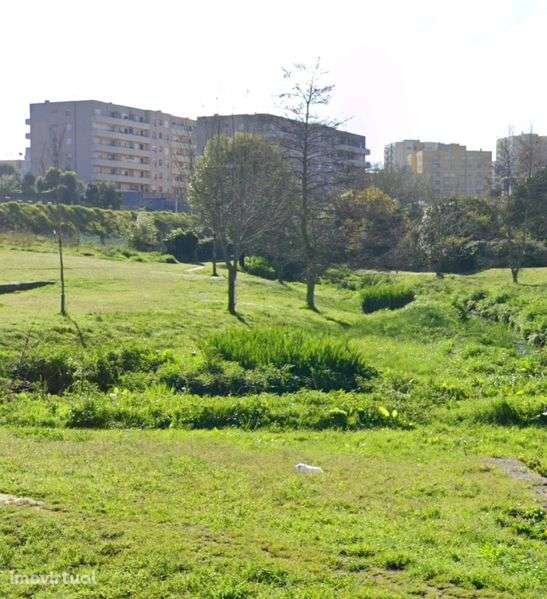 Terreno inserido no jardim da travessa de requesende Ramalde - Grande imagem: 2/4