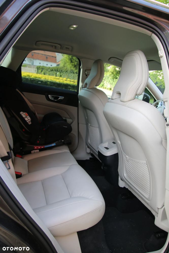 Volvo XC 60 B4 D Plus Bright - 24