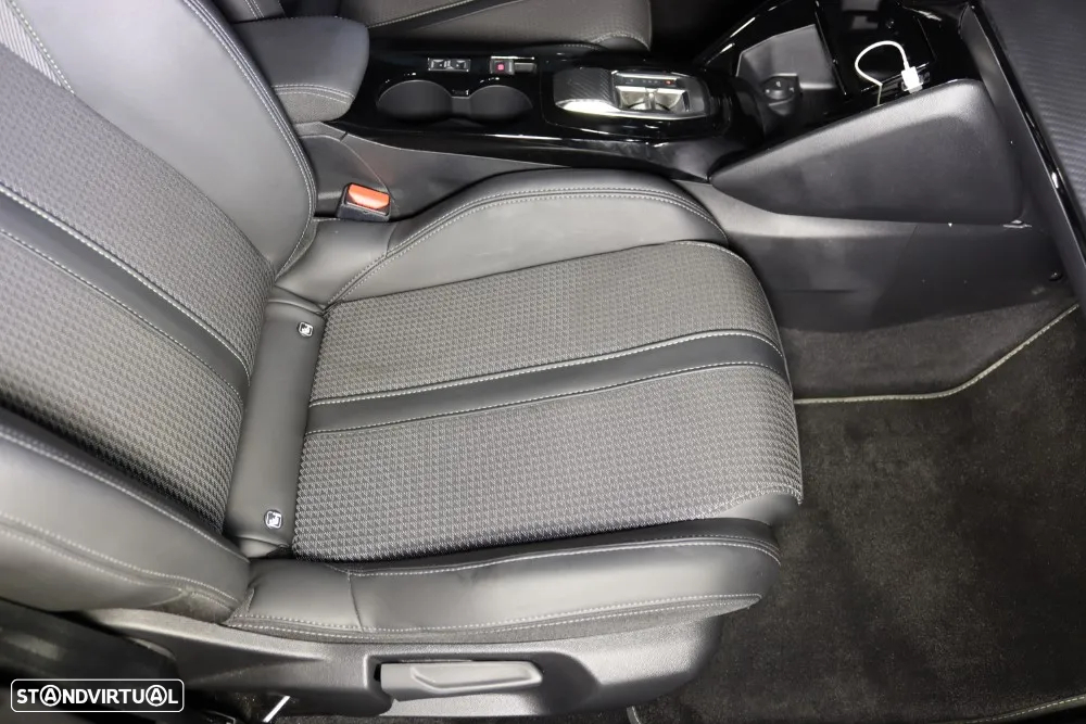Peugeot 2008 1.2 PureTech GT EAT8 - 14