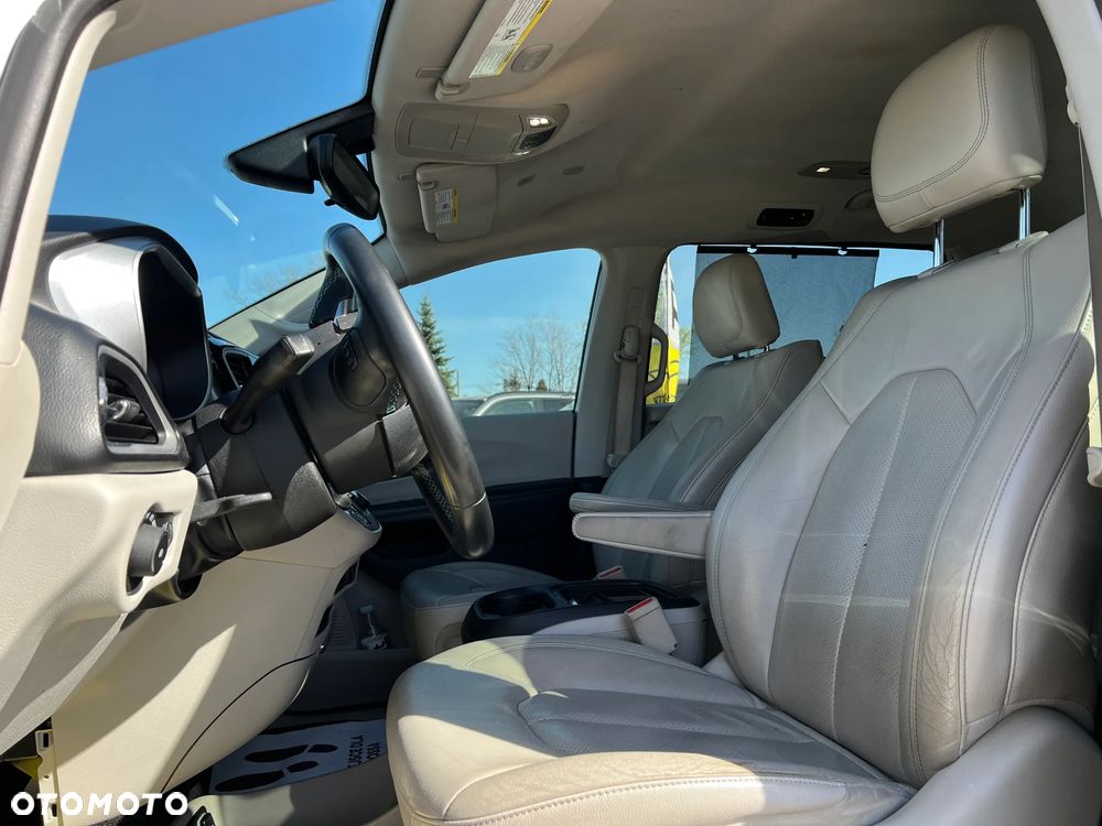 Chrysler Pacifica - 17