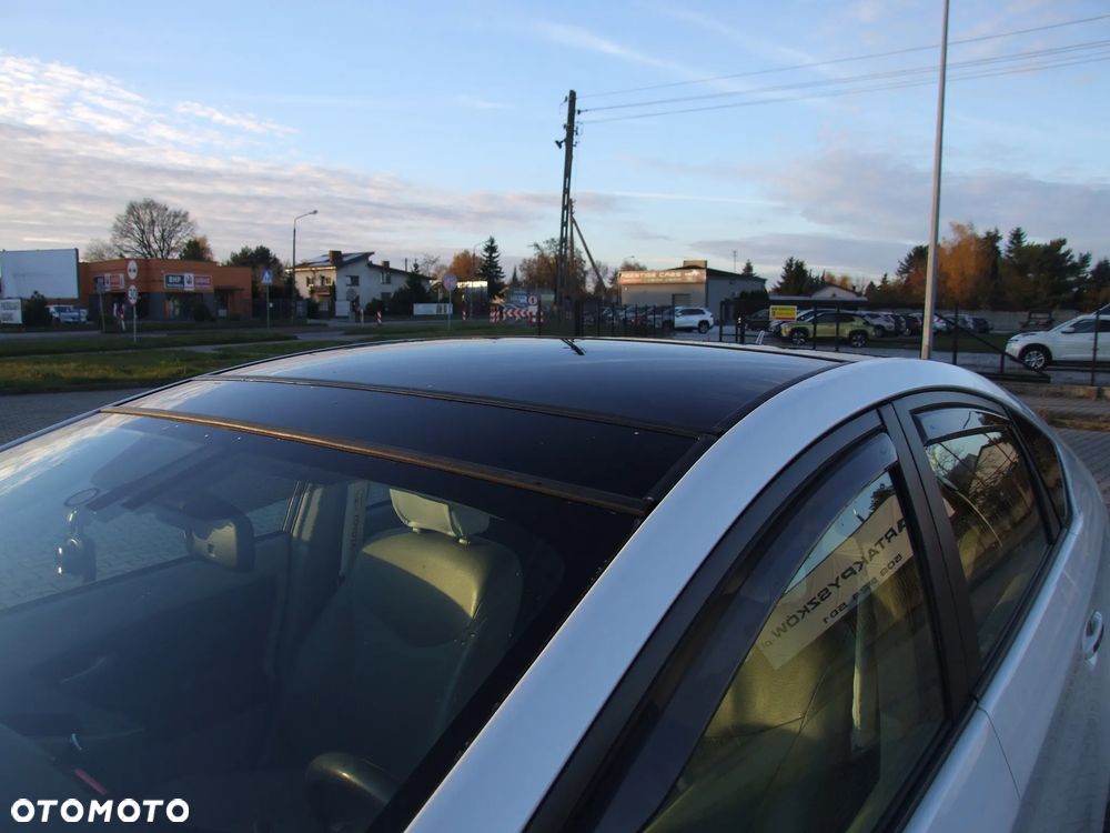 Toyota Prius 1.8 HSD Sol - 19