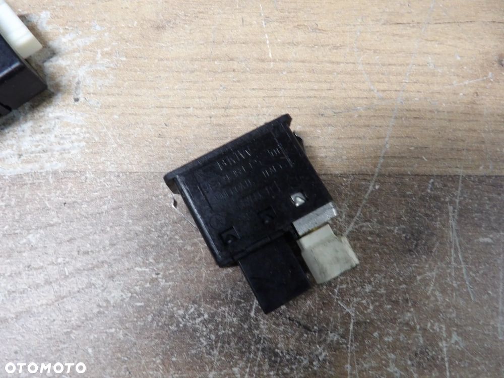 BMW -E60,E80,E90 - GNIAZDO USB - AUX - 9189175 - 1