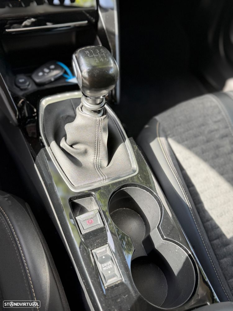 Peugeot 2008 1.2 PureTech Allure - 17