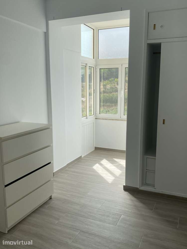 Apartamento T2 em Algés com elevador e pronto a habitar - Grande imagem: 2/13