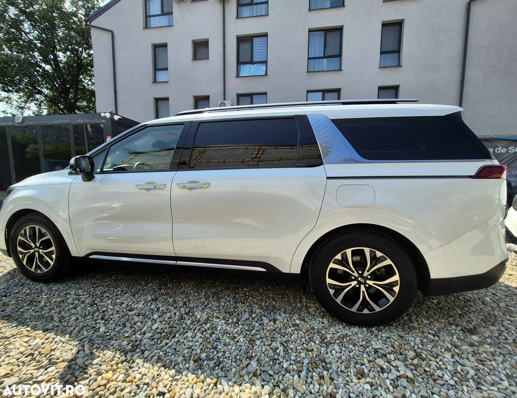Kia Carnival - 28