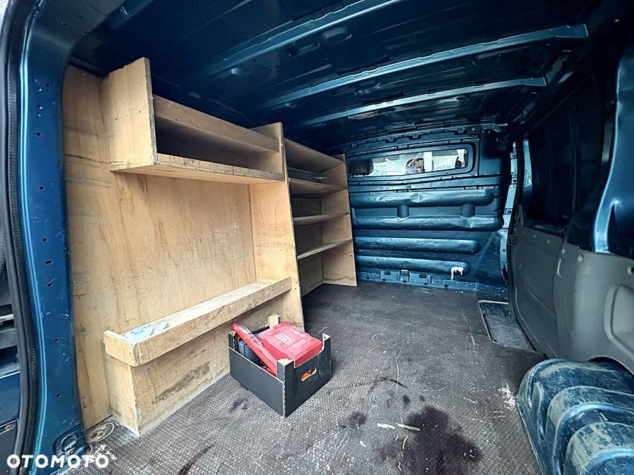 Renault TRAFIC 2.0 dCi na łańcuchu 6 biegów Klima Nawigacja Skóra Elektryka B ładnie utrzymany Oryg 217 tys km 1 Właściciel Bagażnik dachowy Drabina 2007 rok - 31