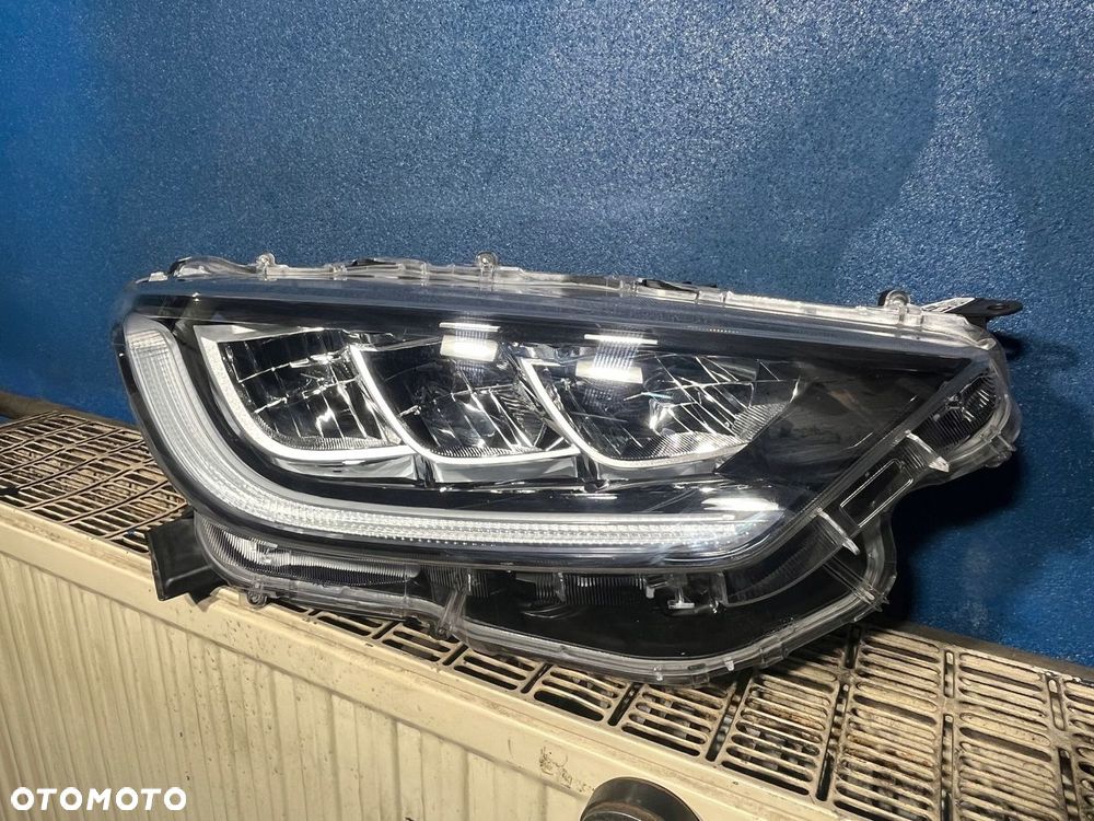 Lampa prawa przednia TOYOTA YARIS IV 4 - 2