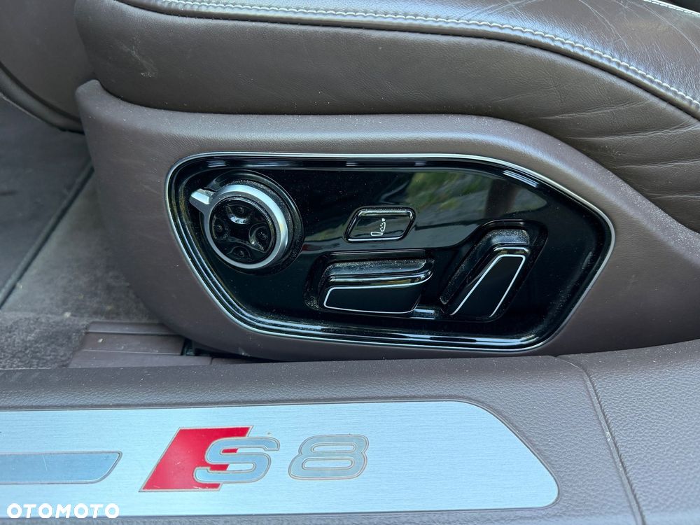 Audi S8 Plus - 27