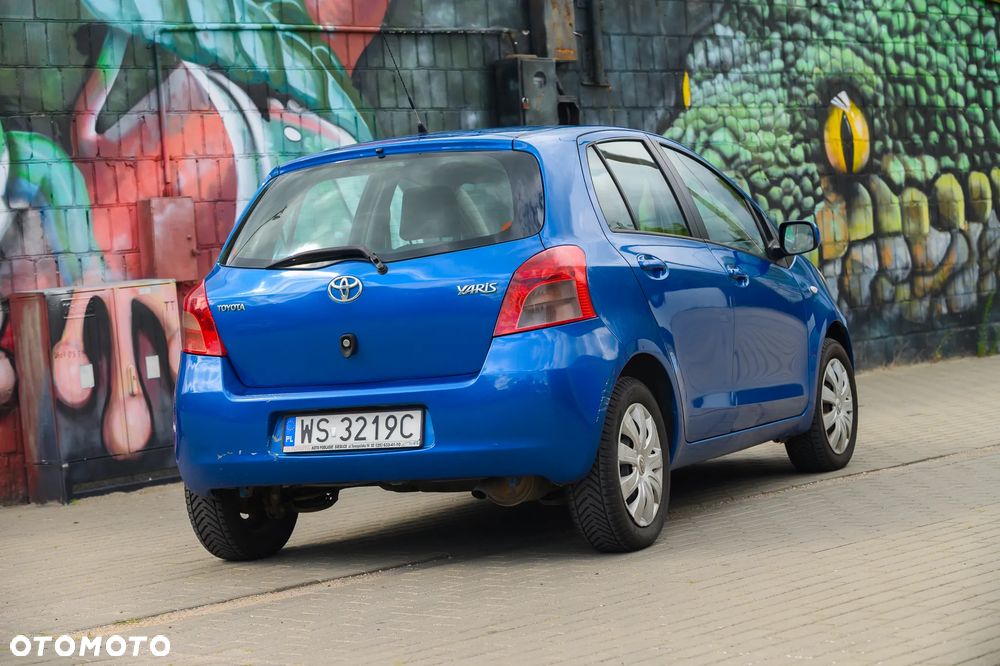 Toyota Yaris 1.3 Terra Gold - 2