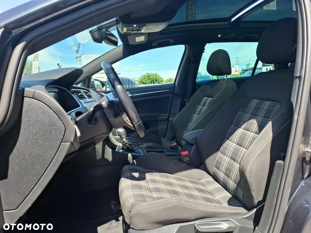 Volkswagen Golf - 11