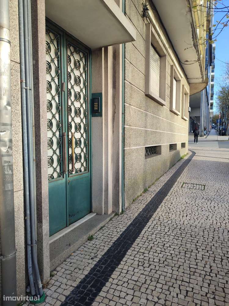 T2+1 situado na emblemática Avenida República junto ao El Corte Inglês - Grande imagem: 4/19