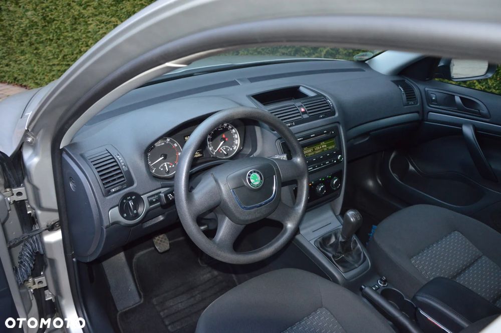 Skoda Octavia 1.6 Ambiente - 9