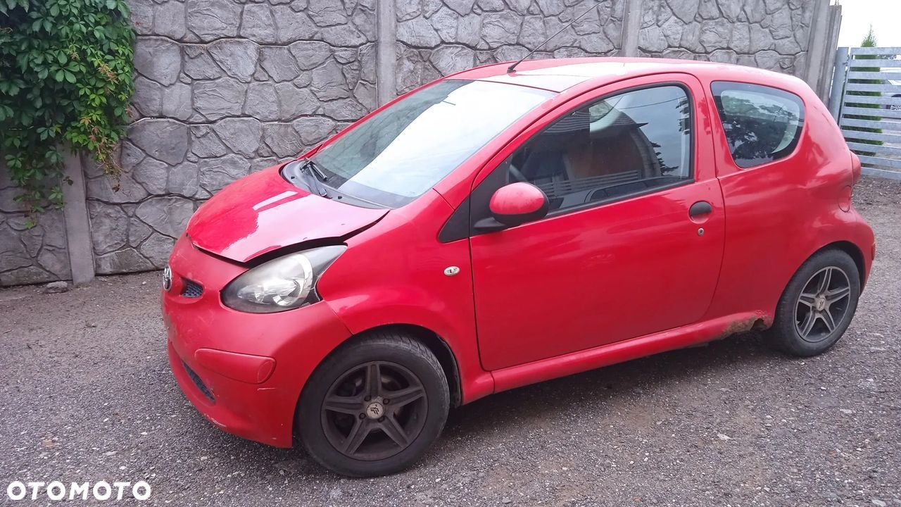Na części Toyota Aygo 1.0 B VVTI 3P0 1KRB52 C551 Silnik Skrzynia Maska Zderzak Drzwi Klapa Szyba - 1