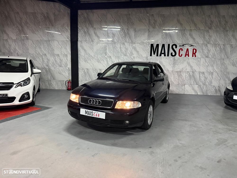 Audi A4 1.6 Confort - 1