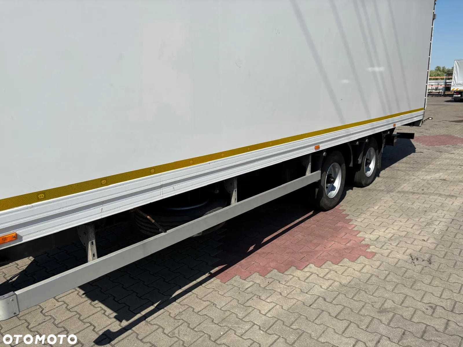 Plandex Przyczepa tandem IZOTERMA + WINDA / PRZEJAZDOWA / DMC 10.900kg / osie BPW - 12