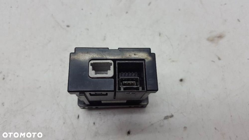 GNIAZDO AUX PORT USB LEXUS GS IV 450H 86190-30030 - 3