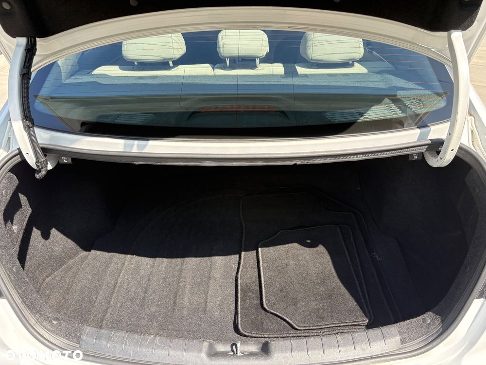 Hyundai Elantra 1.6 Comfort - 13