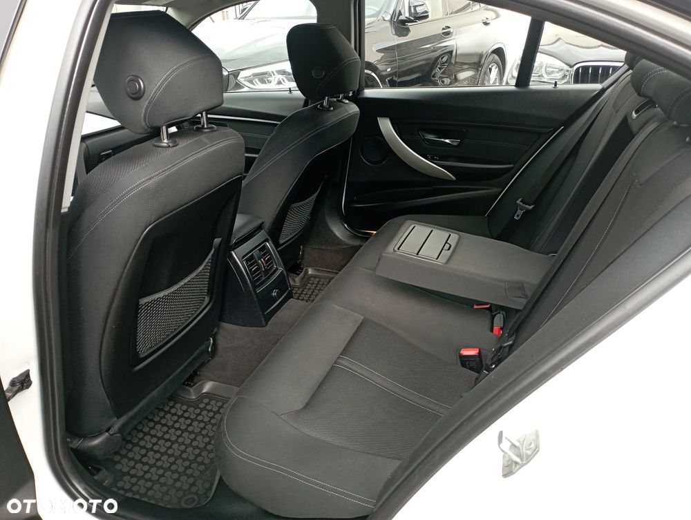 BMW Seria 3 318i - 11