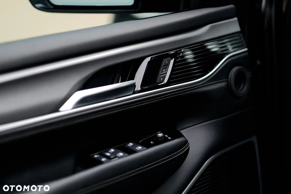 Jeep Grand Wagoneer - 18