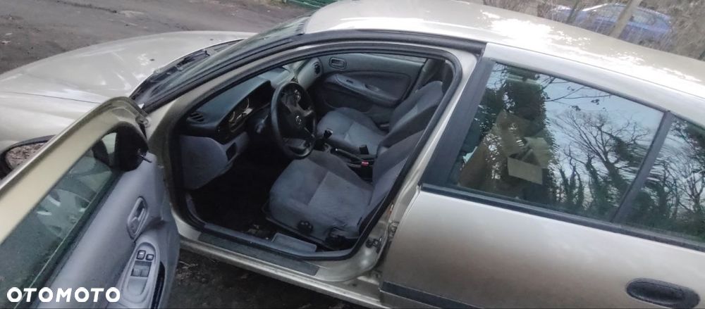 Nissan Almera 1.5 Base - 2