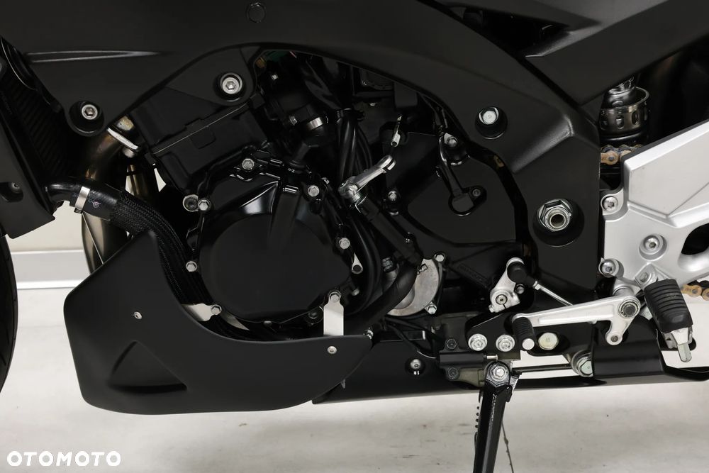 Suzuki GSR - 27